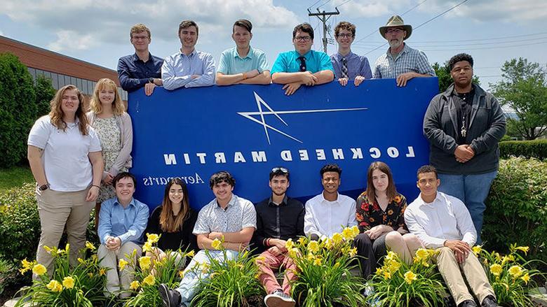 Summer 2019 工程提前 students and faculty visit a Lockheed Martin facility