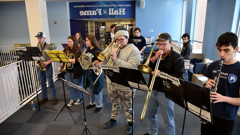 The 十大网投平台信誉排行榜阿尔图纳分校 pep band plays at a home men’s basketball game in February.